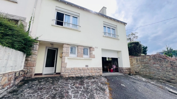 Département Finistère (29) – À vendre à Quimper : Maison T6 de 90 m² habitable avec terrain de 720 m² avec garage.