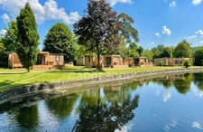 Dpt Essonne (91), à vendre Ormoy-la-Rivière, Lodge 5 chambres - 4 salles d'eau - terrasse dans un village collection avec prestations haut de gamme