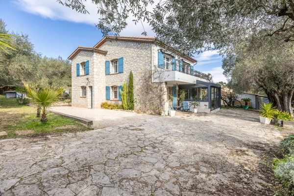 Maison à vendre 6 pièces MOUGINS (06)