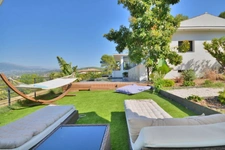 MOUGINS (06) A vendre, maison contemporaine de 260 m² avec vue dégagée sur les collines.