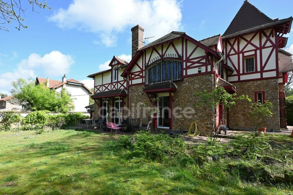 MORAINVILLIERS-BURES - Meulière à colombage du début du 20ème siècle de 243m2, terrain de 1112,00 m².