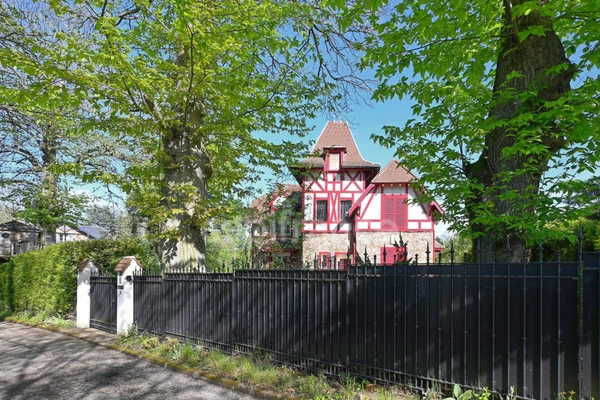 MORAINVILLIERS-BURES - Meulière à colombage du début du 20ème siècle de 243m2, terrain de 1112,00 m².
