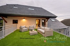 ENTRE AIX-LES-BAINS, ANNECY ET LE LAC DU BOURGET – SUPERBE DUPLEX CONTEMPORAIN AVEC TERRASSE ET COUR PRIVATIVE