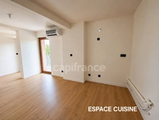 ENTRE AIX-LES-BAINS, ANNECY ET LE LAC DU BOURGET – SUPERBE DUPLEX CONTEMPORAIN AVEC TERRASSE ET COUR PRIVATIVE
