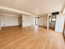 ENTRE AIX-LES-BAINS, ANNECY ET LE LAC DU BOURGET – SUPERBE DUPLEX CONTEMPORAIN AVEC TERRASSE ET COUR PRIVATIVE