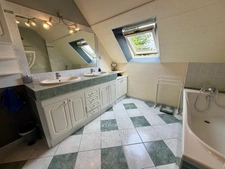 Maison familiale de 146 m² à Tiercé – 5 chambres, jardin sans vis-à-vis, Centre ville et gare à pied