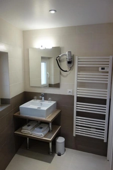Dpt Alpes Maritimes (06), à vendre SAINT VALLIER DE THIEY Hôtel - Bureau 2 étoiles (Murs et Fonds)