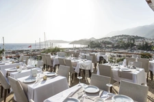 Dpt Var (83), à vendre proche de SAINT RAPHAEL Restaurant historique en bord de mer
