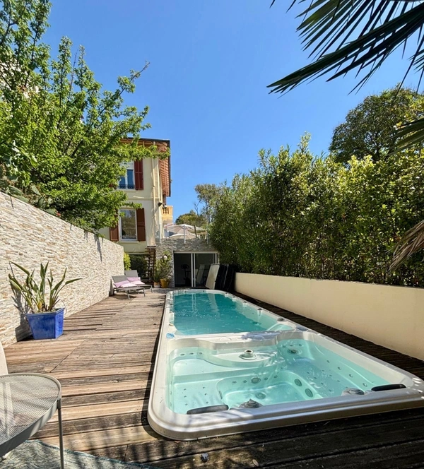 ANTIBES (06) À vendre – Appartement 5 pièces duplex en bas de villa avec piscine salle de sport et jacuzzi