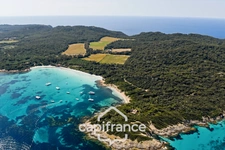 Appartement à vendre 4 pièces PORQUEROLLES (83), rare à la vente appartement 2 terasses et cave, vue et calme.