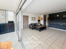 Dpt Var (83), for sale HYERES apartment at the port, loggia and parking space.