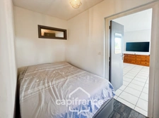 Dpt Var (83), à vendre HYERES appartement au port, loggia et place de parking.