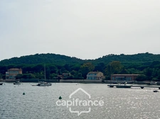 Appartement à vendre 4 pièces PORQUEROLLES (83), rare à la vente appartement 2 terasses et cave, vue et calme.