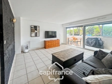 Dpt Var (83), for sale HYERES apartment at the port, loggia and parking space.