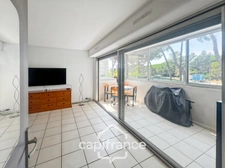 Dpt Var (83), for sale HYERES apartment at the port, loggia and parking space.