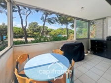 Dpt Var (83), à vendre HYERES appartement au port, loggia et place de parking.