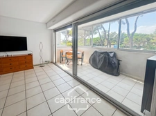Dpt Var (83), à vendre HYERES appartement au port, loggia et place de parking.