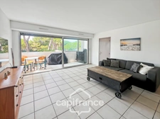 Dpt Var (83), for sale HYERES apartment at the port, loggia and parking space.