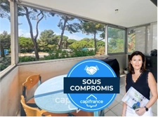Dpt Var (83), à vendre HYERES appartement au port, loggia et place de parking.