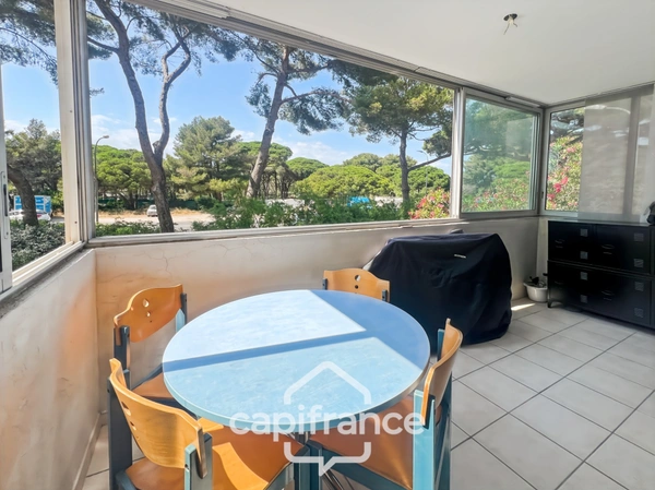 Dpt Var (83), à vendre HYERES appartement au port, loggia et place de parking.
