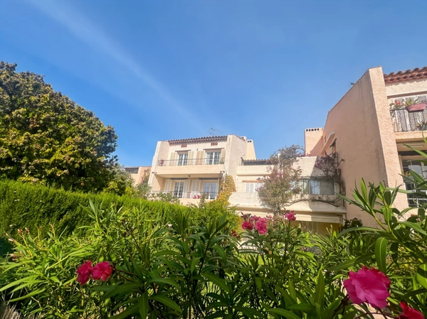 Appartement à vendre 4 pièces PORQUEROLLES (83), rare à la vente appartement 2 terasses et cave, vue et calme.