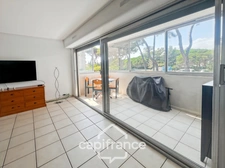 Dpt Var (83), for sale HYERES apartment at the port, loggia and parking space.