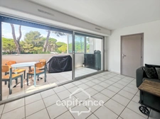 Dpt Var (83), à vendre HYERES appartement au port, loggia et place de parking.