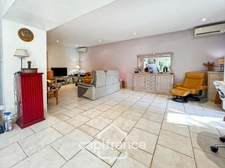 House for sale 6 rooms HYERES (83) - Old world charm - 4 bedrooms - 200m2 living space - Swimming pool - possibility of 2 apartments.
