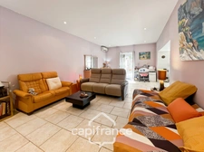 House for sale 6 rooms HYERES (83) - Old world charm - 4 bedrooms - 200m2 living space - Swimming pool - possibility of 2 apartments.