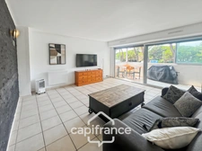 Dpt Var (83), à vendre HYERES appartement au port, loggia et place de parking.