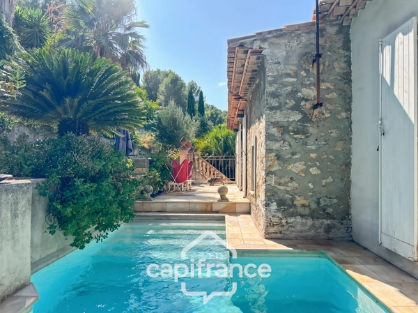 Maison à vendre 6 pièces HYERES (83) - Charme de l'ancien - 4 chambres - 200m2 habitables - Piscine - possibilité 2 appartements.