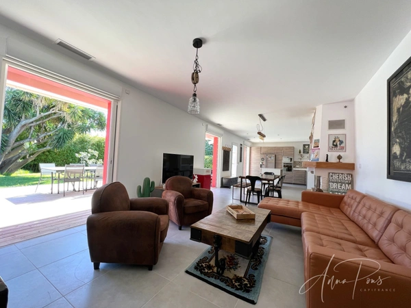 Dpt Var (83), à vendre HYERES Villa sans vis à vis- 1000m² de terrain - 3 chambres  - piscine - jardin - GARAGE.