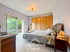House for sale 6 rooms HYERES (83) - Old world charm - 4 bedrooms - 200m2 living space - Swimming pool - possibility of 2 apartments.