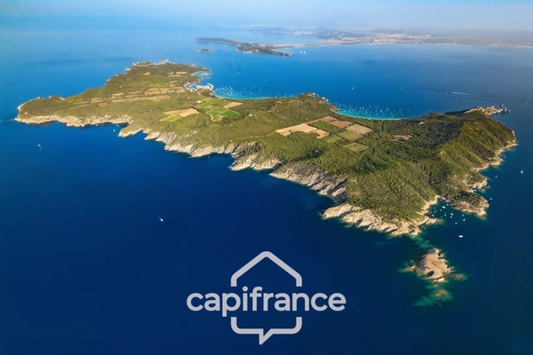 Appartement à vendre 4 pièces PORQUEROLLES (83), rare à la vente appartement 2 terasses et cave, vue et calme.