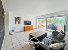 Dpt Var (83), à vendre HYERES appartement au port, loggia et place de parking.