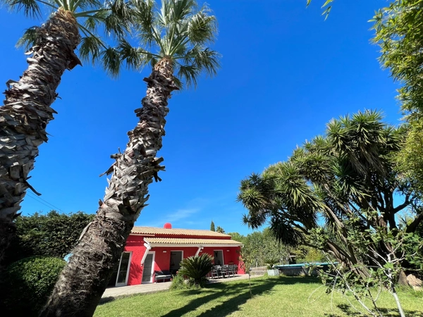 Dpt Var (83), à vendre HYERES Villa sans vis à vis- 1000m² de terrain - 3 chambres  - piscine - jardin - GARAGE.
