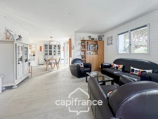 Maison à vendre 6 pièces LE LAVANDOU (83), 4 chambres, vue dégagée et de nombreuses terrasses.