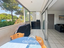 Dpt Var (83), for sale HYERES apartment at the port, loggia and parking space.