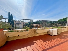 Appartement à vendre 4 pièces PORQUEROLLES (83), rare à la vente appartement 2 terasses et cave, vue et calme.