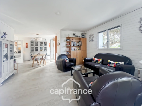 Maison à vendre 6 pièces LE LAVANDOU (83), 4 chambres, vue dégagée et de nombreuses terrasses.