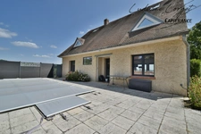 Proche Nogent-L’Artaud (8min) Chezy-Sur-Marne (6min) Maison traditionnelle de 200 m² - Vue panoramique – 5 chambres- Grande pièce de vie -Piscine -Terrasse 100m2- Sous-sol total -terrain 1384m2 DPE C 
