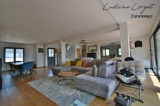 Proche Nogent-L’Artaud (8min) Chezy-Sur-Marne (6min) Maison traditionnelle de 200 m² - Vue panoramique – 5 chambres- Grande pièce de vie -Piscine -Terrasse 100m2- Sous-sol total -terrain 1384m2 DPE C 