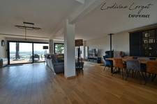 Proche Nogent-L’Artaud (8min) Chezy-Sur-Marne (6min) Maison traditionnelle de 200 m² - Vue panoramique – 5 chambres- Grande pièce de vie -Piscine -Terrasse 100m2- Sous-sol total -terrain 1384m2 DPE C 