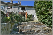 Proche de Neuilly-Saint-Front  (6km) et de Villers-Cotterêts (15km), située dans un petit village plein de charme, je vous propose de découvrir cette belle maison en pierre mitoyenne.