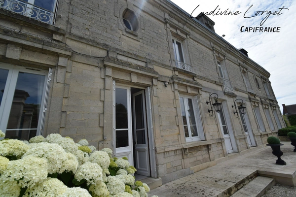 Maison de Maître en pierre de taille proche Soissons –421m2 habitables -Vivable de plain-pied–6 chambres-3 salles de bains–2 salles d’eau–Dortoir–Salle de jeux–Piscine-Dépendance- Parc clos 3680m2 