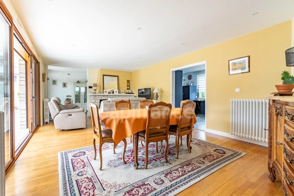 Maison à vendre 5 pièces SOISSONS(02) cœur du centre-ville – 223 m2 habitables – 4 chambres – 3 salles d’eau - sous-sol- 3 garages - terrain 554m2- Aucuns travaux- DPE D