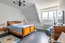 Maison à vendre 5 pièces SOISSONS(02) cœur du centre-ville – 223 m2 habitables – 4 chambres – 3 salles d’eau - sous-sol- 3 garages - terrain 554m2- Aucuns travaux- DPE D