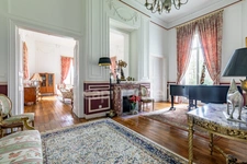 Castle for sale near Soissons – 720 m² with 5 bedrooms, separate outbuilding of 85 m², indoor swimming pool, large garage and 2.57 hectares of grounds