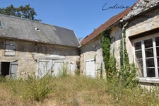A vendre Corps de ferme à rénover entièrement proche BETZ(60)– Maison de maître de 450 m² -8 chambres -plusieurs bâtiments et terrain de 6 000 m² – Projet destiné à un professio