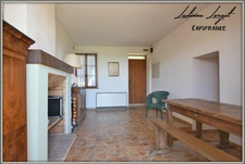 Proche de Neuilly-Saint-Front  (6km) et de Villers-Cotterêts (15km), située dans un petit village plein de charme, je vous propose de découvrir cette belle maison en pierre mitoyenne.